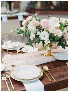 Romantic tables cape. Flowers: plentyofpetals.com, Carmen Santorelli Photography.