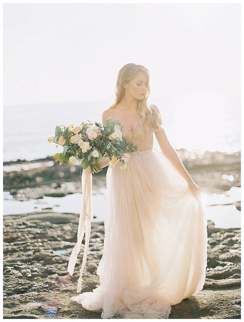 Organic seaside wedding ideas. Flowers: plenty of petals, san diego wedding florist. Photo: Carmen Santorelli Photography. 